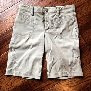 🤩 Athleta Light Khaki Size 6 Shorts